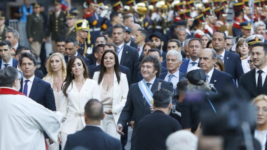Javier Milei y su gabinete se dirigen a la ceremonia en la Catedral