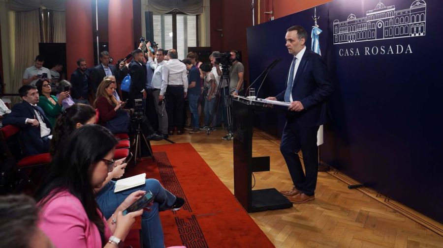 Manuel Adorni, vocero presidencial en conferencia de prensaq