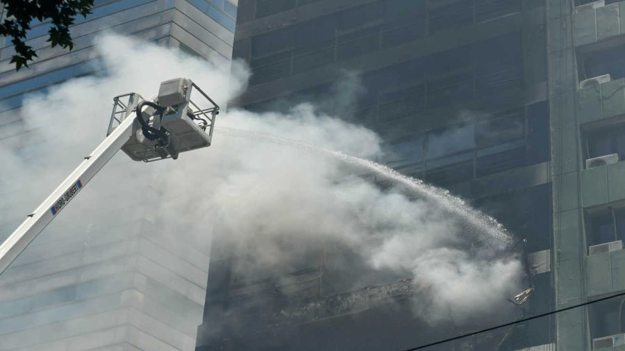 Bomberos de la Ciudad combaten un incendio en avenida Alem al 600 20231212