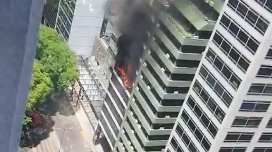 Vistas del incendio en el edificio lindero al Ministerio de Trabajo