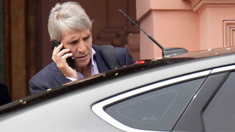 El ministro de economía, Luis Caputo, sale de la Casa Rosada luego de la reunion de gabinete 20231213