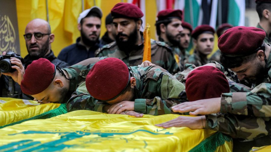 FotogaleriaLos combatientes del movimiento chiita libanés Hezbolá se despiden de los cuerpos de tres de sus camaradas que murieron en un ataque israelí en Quneitra, en el suroeste de Siria