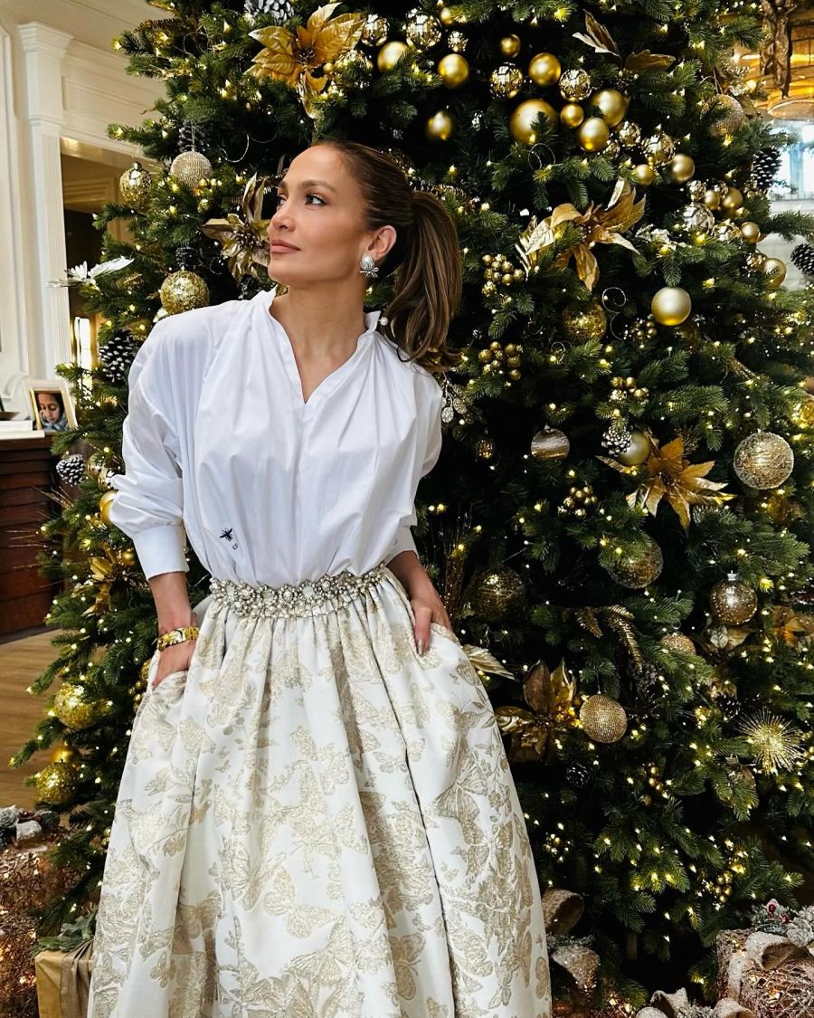 Jennifer López tiene la camisa ideal para esta navidad de inspiración en la Reina Letizia