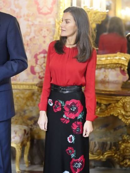La Reina Letizia con camisa roja y pollera midi con flores