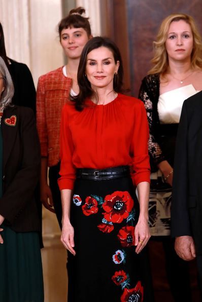 La Reina Letizia con camisa roja y pollera midi con flores