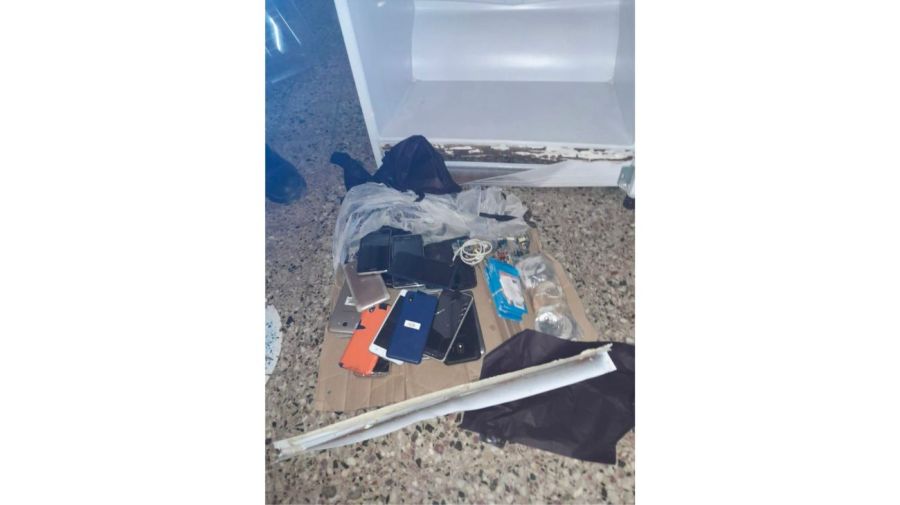 Teléfonos congelados: secuestran 20 celulares dentro de una heladera que iban a ingresar a una cárcel