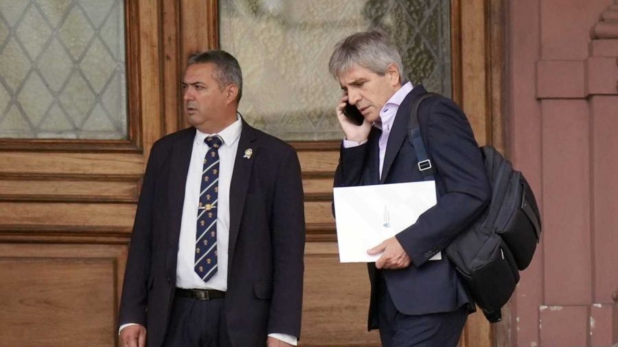 El ministro de Economía Luis Caputo abandonando la Casa Rosada.