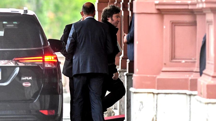 El presidente Javier Milei llega a Casa Rosada para la reunión de gabinete