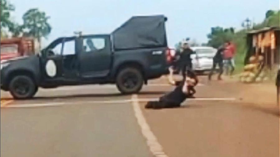 Una camioneta robada atravesó un retén y atropelló a una mujer policía