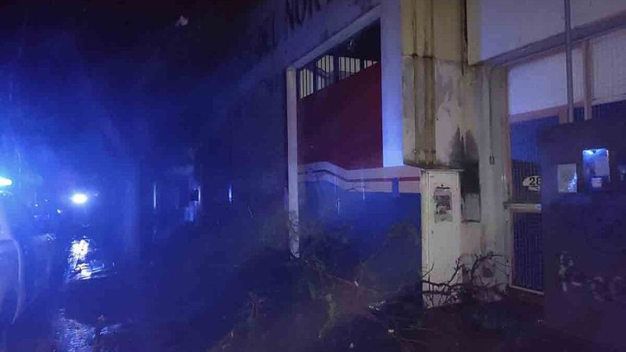 La puerta del gimnasia de Bahiense del Norte, el club de Bahía Blanca en el que la tormenta colapsó el techo y murieron 13 personas.
