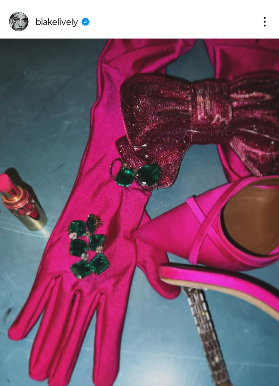 Blake Lively nos enseña cómo se arma un auténtico look Barbiecore repleto de detalles de lujo