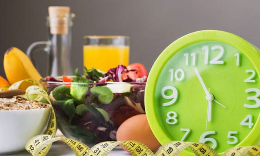 Cómo desayunar y cenar tarde perjudica la salud