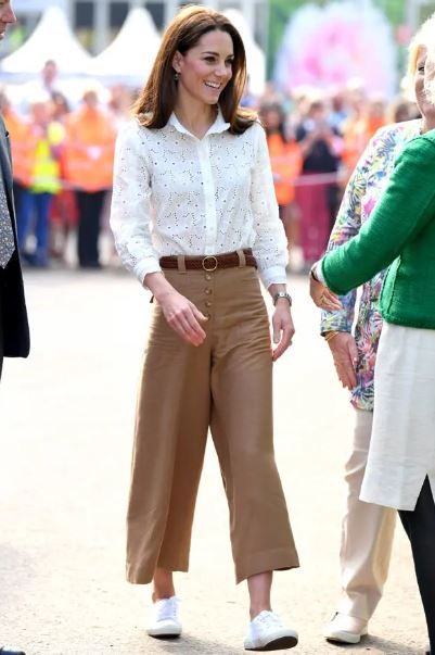 Kate Middleton con camisa blanca