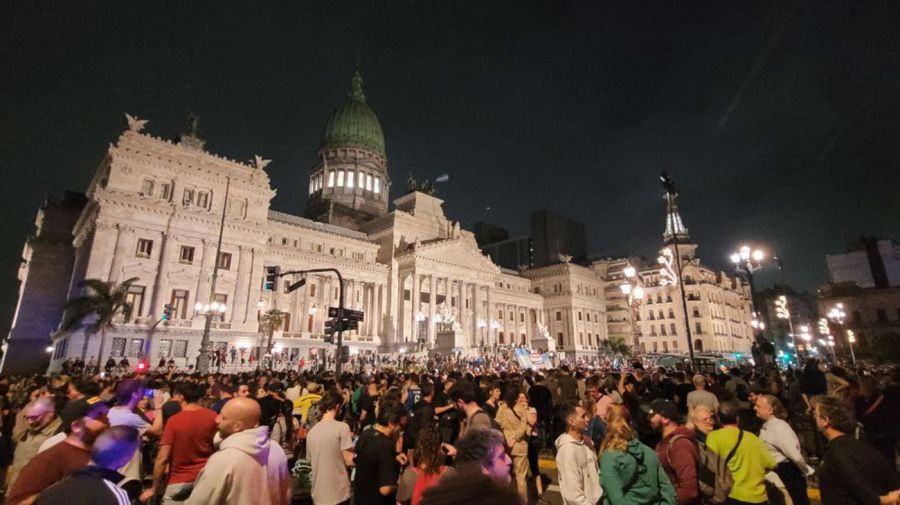 Cacerolazo en la plaza de los 2 Congresos tras el anuncio del presidente Javier Milei