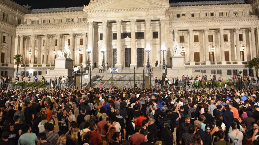 Cacerolazo en la plaza de los 2 Congresos tras el anuncio del presidente Javier Milei