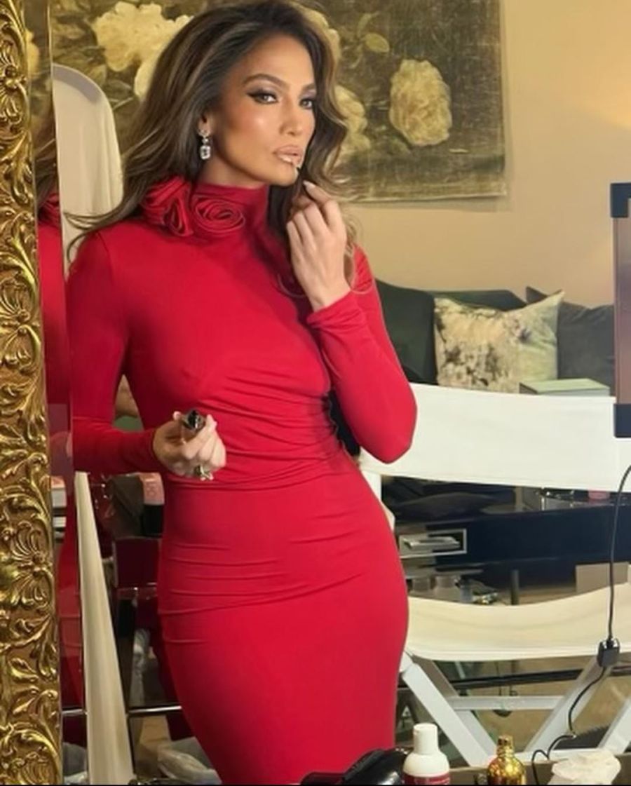 Jennifer Lopez en vestido rojo