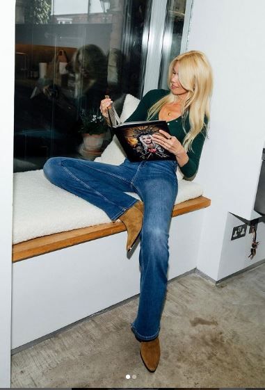 Claudia Schiffer con jeans