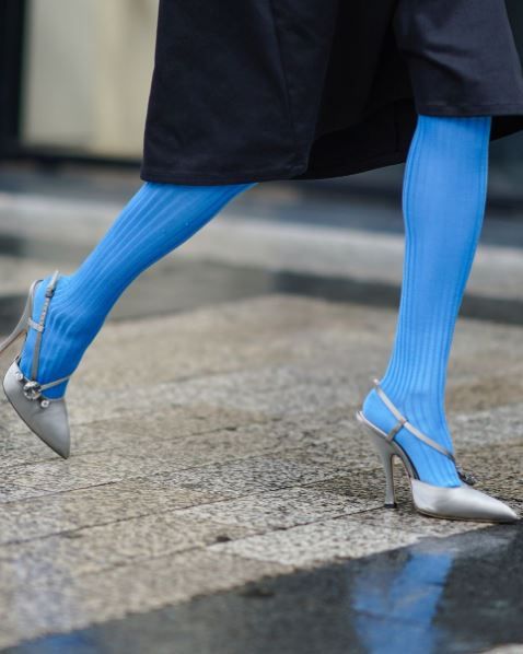 Medias azules con zapatos plateados