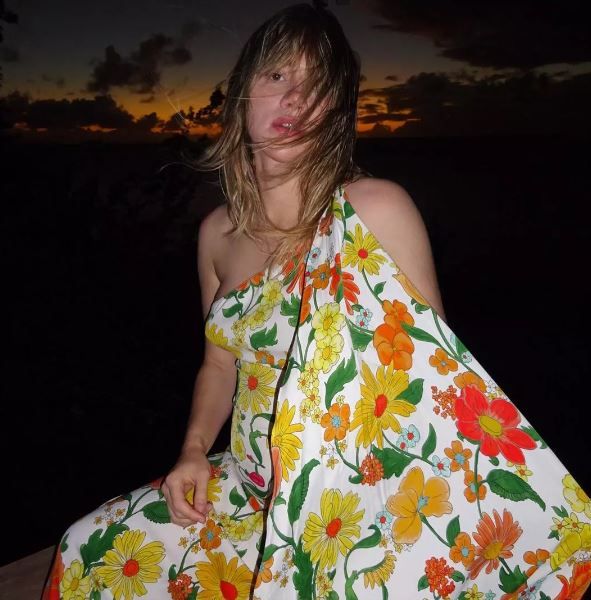 Suki Waterhouse en un vestido floreado
