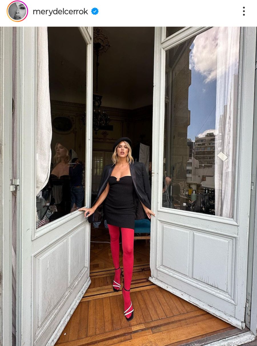 Mery del Cerro suma las medias rojas a su look con estética parisina