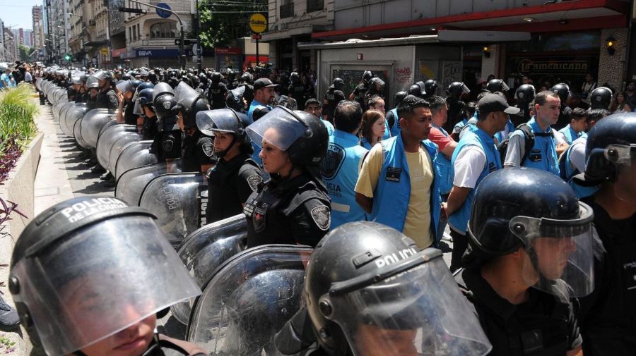 Manifestación en la Avenida Corrientes y Uruguay