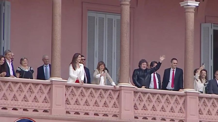 El presidente Javier Milei y parte de su gabinete saluda desde el balcón de la casa rosada