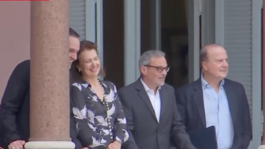 El presidente Javier Milei y parte de su gabinete saluda desde el balcón de la casa rosada