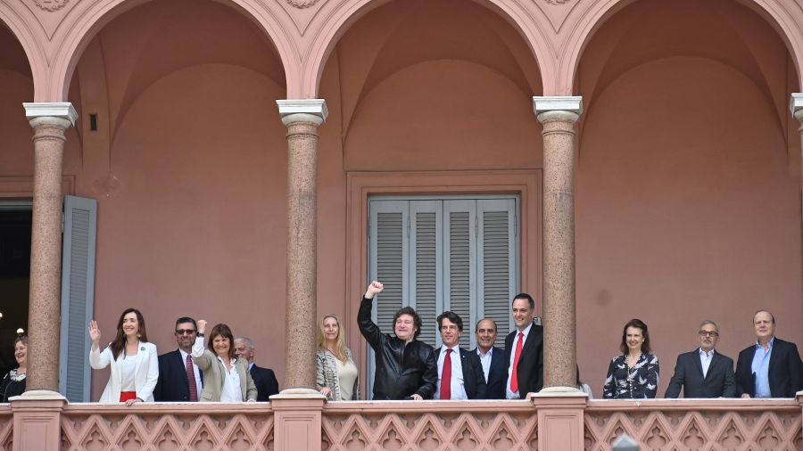 Fotogaleria El presidente Javier Milei encabezó hoy, durante casi una hora y media, una nueva reunión de Gabinete en la Casa de Gobierno y luego salió al balcón principal que da a la Plaza de Mayo para saludar