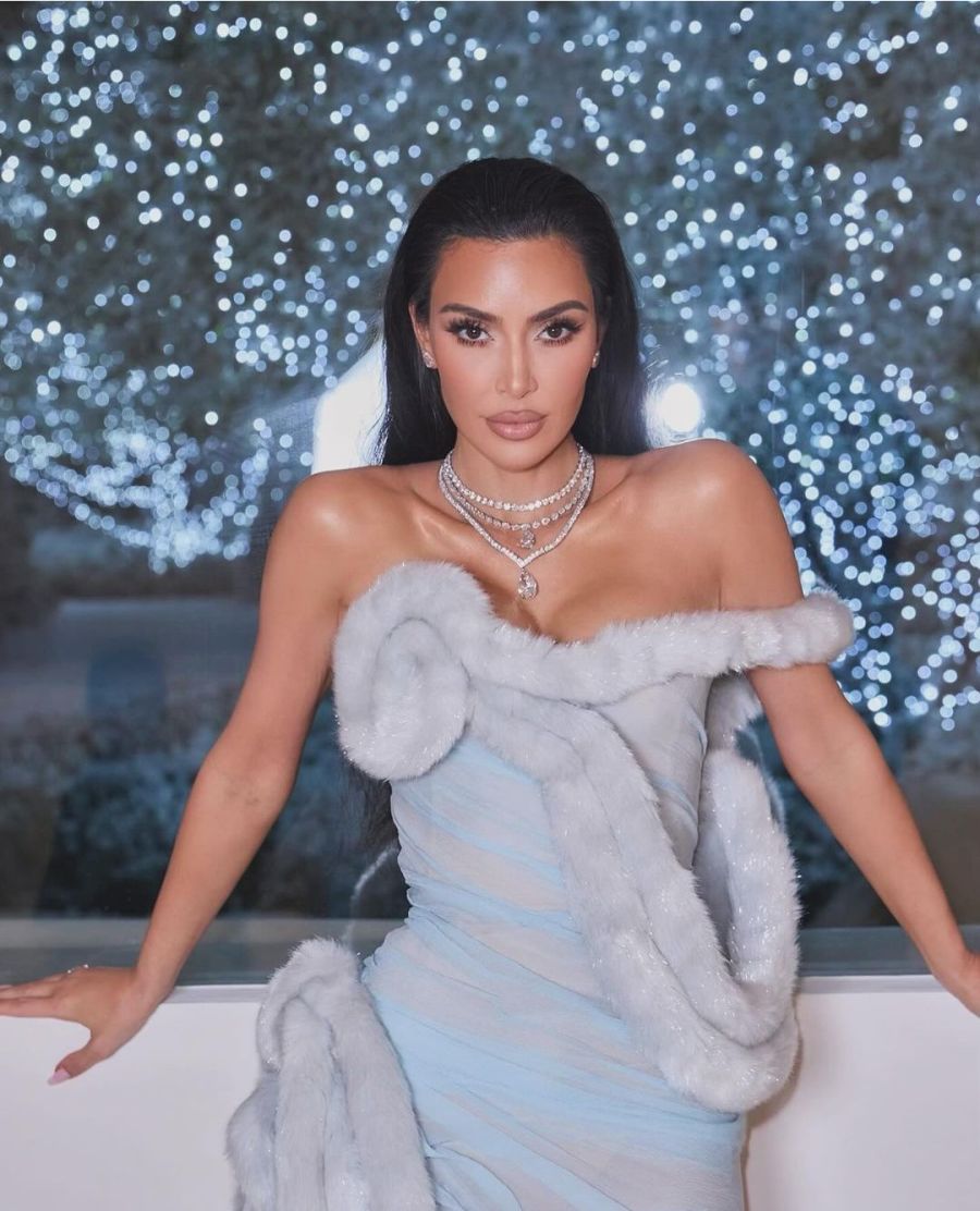 Kim Kardashian llevó la nieve a Los Ángeles para las Fiestas y se lució con un increíble diseño vintage
