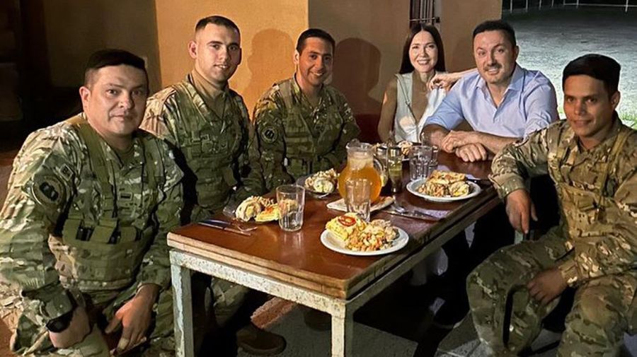El ministro de Defensa Luis Petri con su pareja Cristina Pérez pasó el año nuevo en la Guardia del Colegio Militar