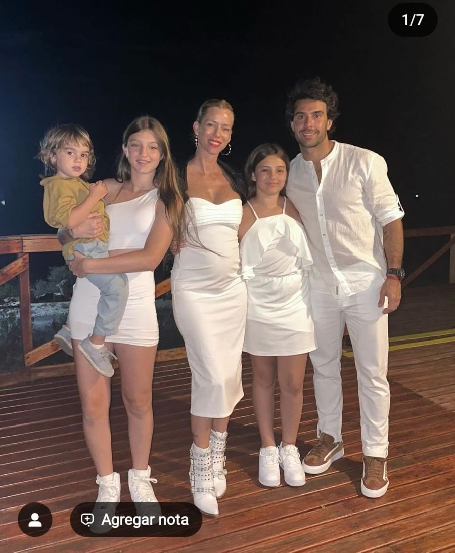 Nicole Neumann con sus hijas y Manu Urcera 