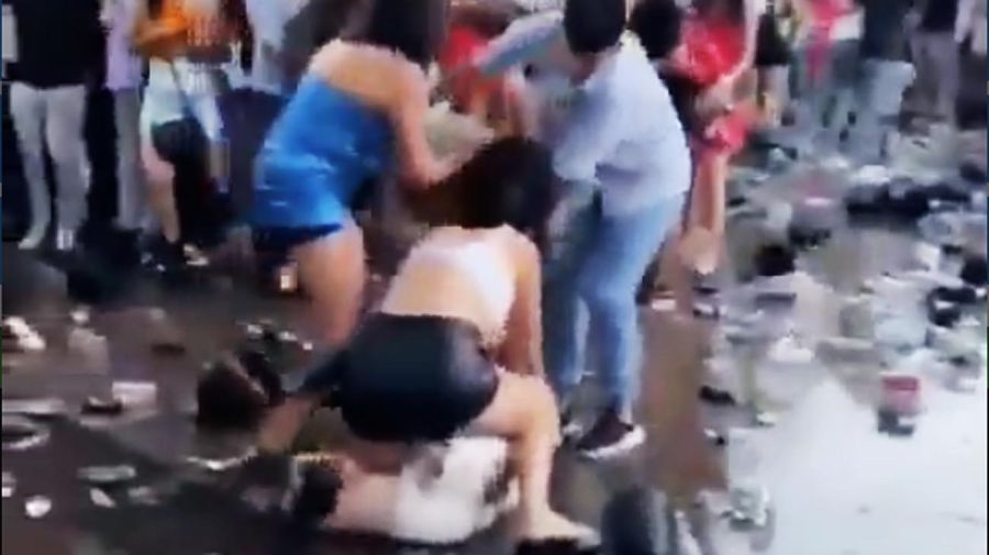 Pelea entre mujeres en la puerta de un Boliche en Corrientes