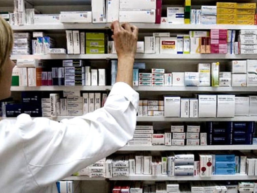 Farmacéuticos alertan por el cierre de farmacias.