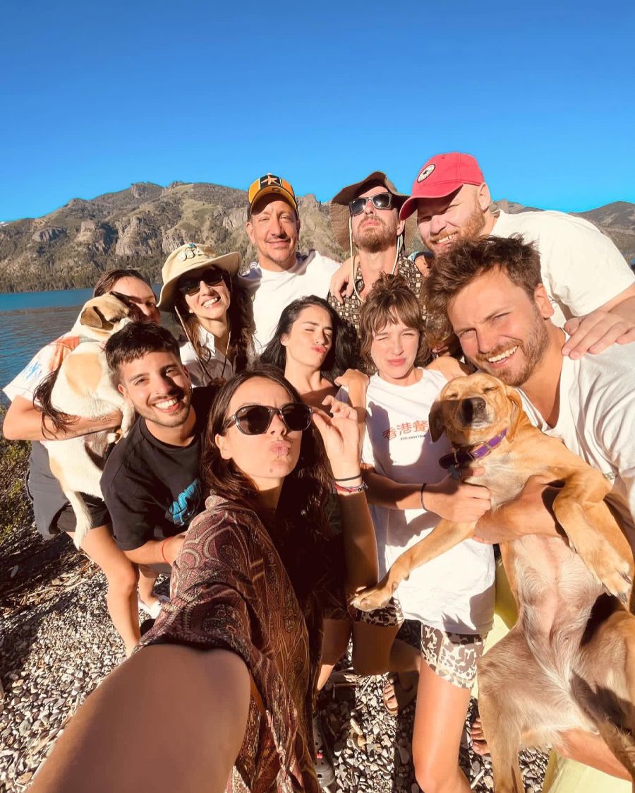 Las vacaciones de Lali Espósito en el Sur junto a Cande Vetrano, Nico Vázquez y Gimena Accardi