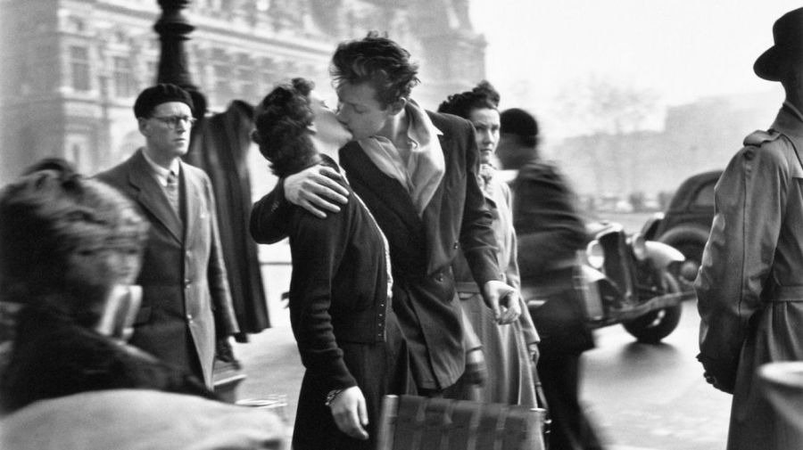 Murió Françoise Bornet, la protagonista de la famosa foto del beso de Robert Doisneau en París