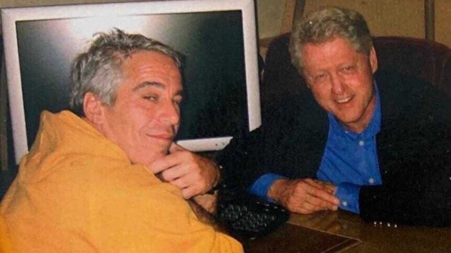 Bill Clinton junto a Jeffrey Epstein 20240104