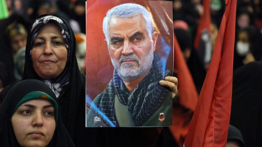 Fotogaleria Una mujer iraní sostiene un retrato del alto comandante iraní asesinado Qasem Soleimani durante la ceremonia de conmemoración del aniversario de su asesinato en la capital iraní, Teherán