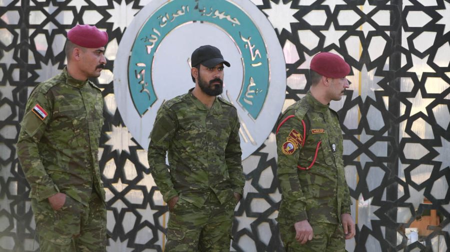 Miembros del Hashed al-Shaabi de Irak hacen guardia en la entrada de su cuartel general en Bagdad el 4 de enero de 2024, luego de un ataque reportado el 4 de enero de 2024.