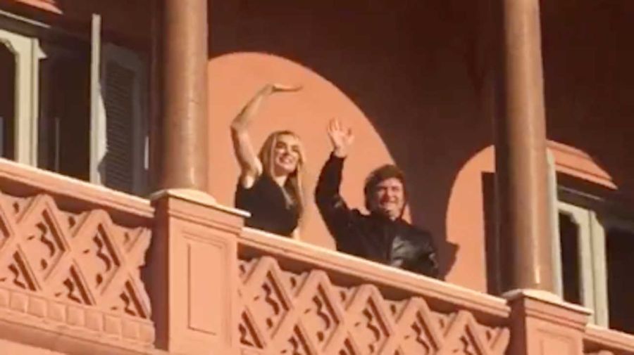 Fatima Florez y Javier Milei saludando desde el balcón de Casa Rosada 20240108