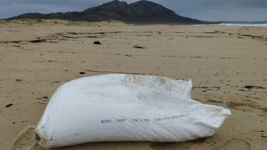 Vertido de pellets en las playas de Galicia 20240108