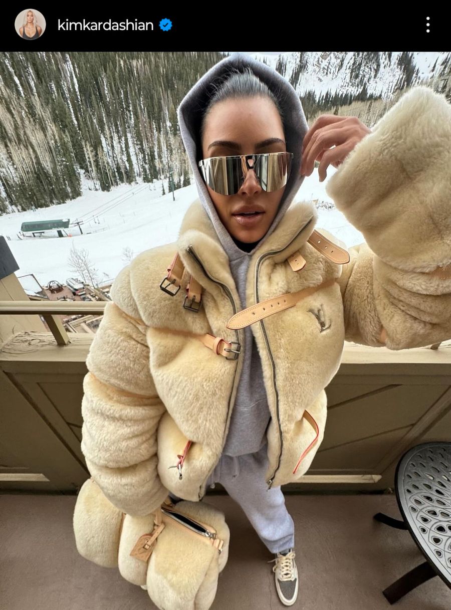 Kim Kardashian luce dos versiones de lujo del bolso de piel en sus vacaciones familiares en Aspen