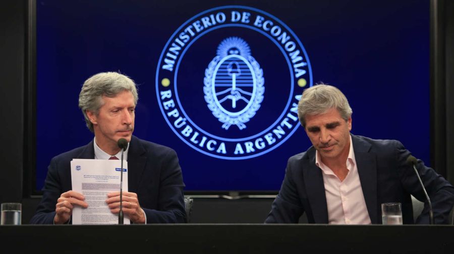 Luis Caputo, y el presidente del Banco Central, Santiago Bausili 20240110