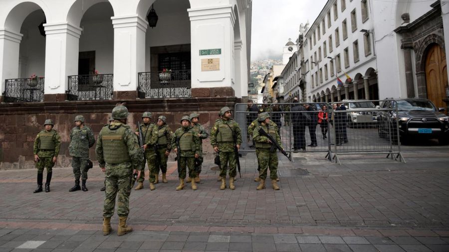 Militares custodian la sede presidencial en el centro de Quito y sus alrededores