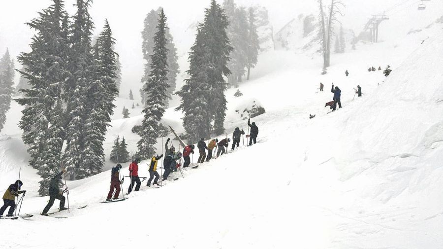 Una avalancha se desprendió el miércoles un centro de esquí de California cercano al lago Tahoe