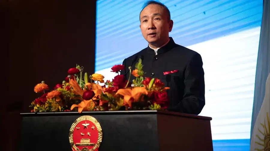La canciller Diana Mondino y el embajador de China Wang Wei