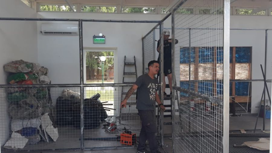 Avanzan las obras en el sector de caniles que albergará a los perros del presidente Javier Milei en Olivos.