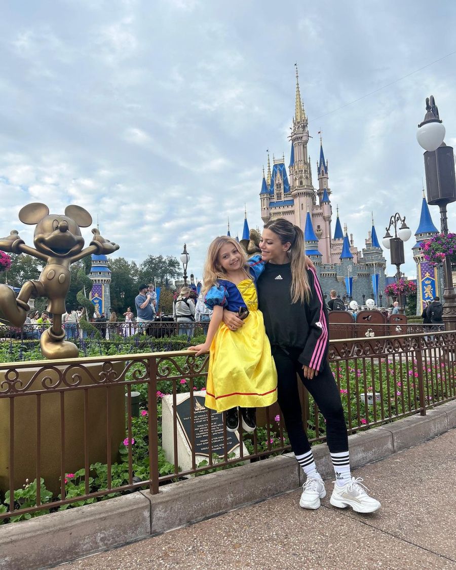 La tierna foto de Evangelina Anderson junto a sus hijos en Disney