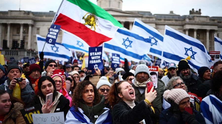 Fotogaleria Los partidarios proisraelíes ondean banderas israelíes e iraníes anteriores a la revolución mientras se reúnen para una manifestación en Trafalgar Square, en el centro de Londres
