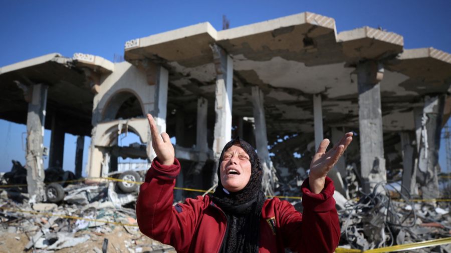 Fotogaleria Una mujer palestina reacciona frente a un edificio destruido en el campo de refugiados de Al-Maghazi en el centro de la Franja de Gaza, en medio de batallas en curso entre Israel y el grupo palestino Hamas