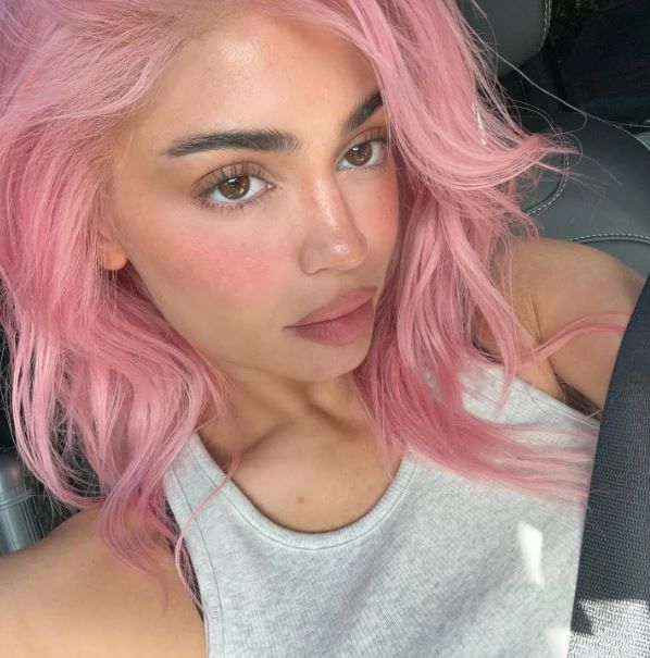 Kylie Jenner cabello rosado